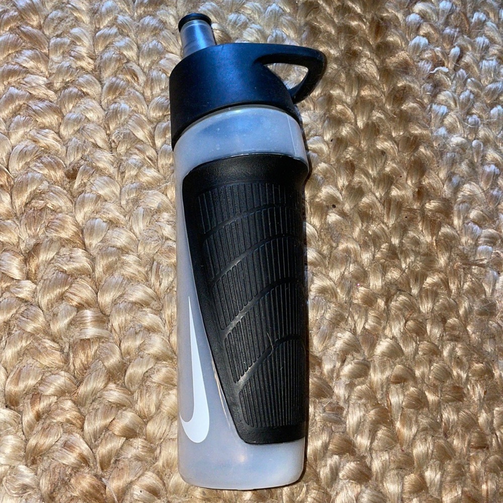 New Nike black plastic reusable refillable water bottle 24 ounces oz
